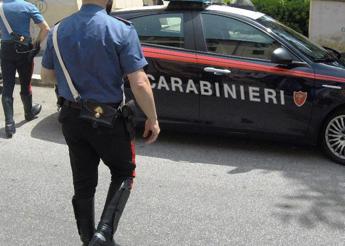 Perugia, accoltella la compagna e la figlia di 5 anni a Tuoro sul Trasimeno: la donna è grave