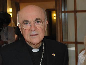 Monsignor Viganò accusato di scisma, nuovo j’accuse contro il Papa