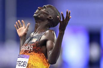 Parigi 2024, primo oro atletica: Cheptgei trionfa nei 10mila