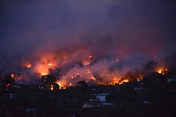 Grecia, maxi incendio a nord di Atene: evacuata città di Maratona