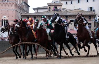 Palio di Siena, la Contrada dell’Onda vince la prova generale