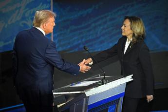 Harris e Trump, via al dibattito tv con stretta di mano e subito attacchi