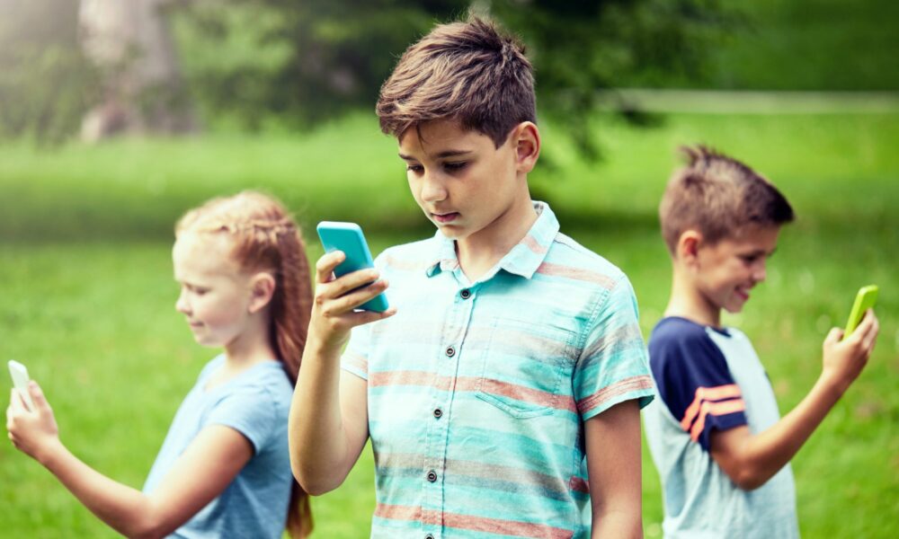 Stop agli smartphone per gli under 14, ai social per gli under 16: la petizione di esperti e vip