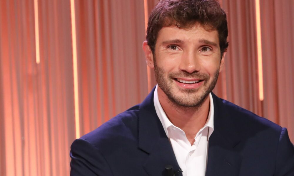 Stefano De Martino: “Santiago cresce. Ha bisogno di me. Son disposto a fare doppi turni in Rai”