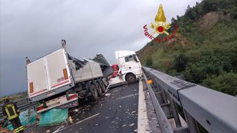 Roma, tir perde controllo sulla A1: chiusa autostrada