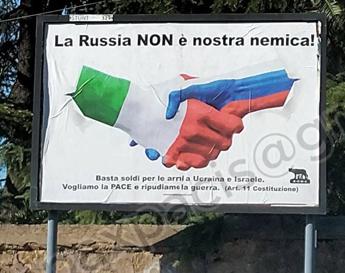 “Russia non è nemica”, i cartelloni in Italia diventano un caso per Cnn