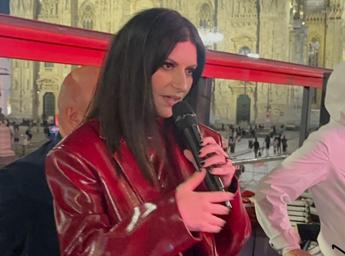 Laura Pausini presenta il nuovo singolo ‘Ciao’ con tour notturno in bus