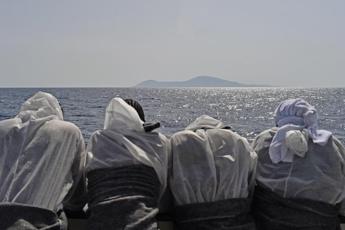 Migranti, in 16 su pattugliatore della Marina in viaggio verso l’Albania