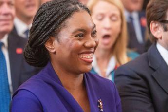 Kemi Badenoch, chi è la nuova leader dei Tory anti woke e Brexiter entusiasta