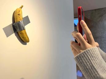 Banana di Cattelan venduta per 6,2 milioni. Ballario: “Ha cambiato le regole del gioco”