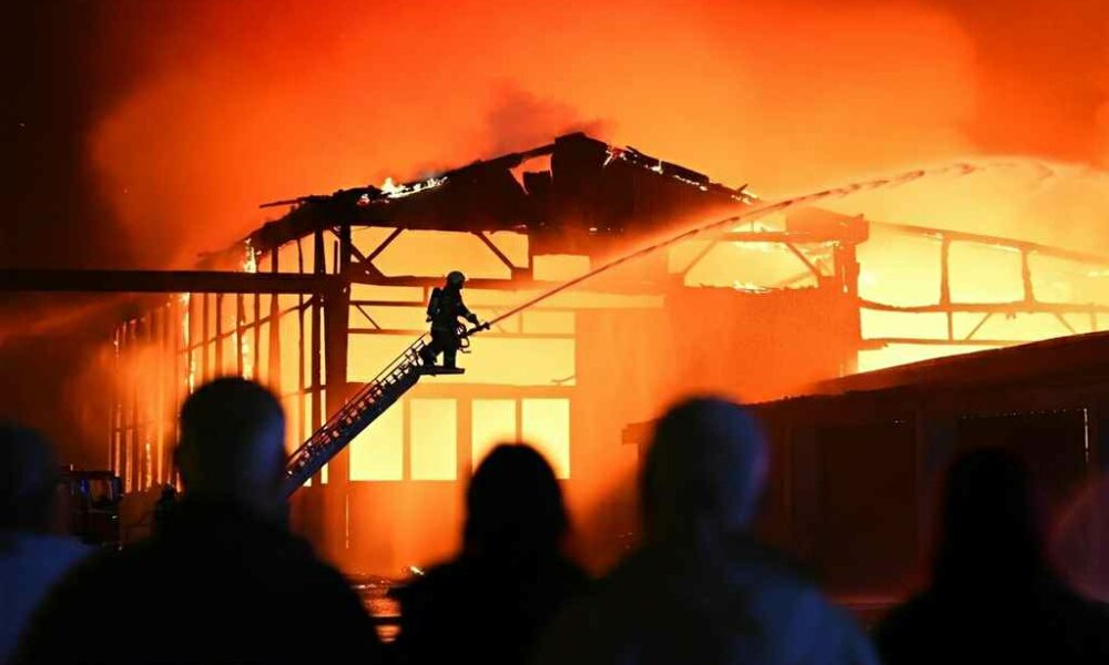 Incendio devastante a Roma Est: Paura e famiglie evacuate nella notte