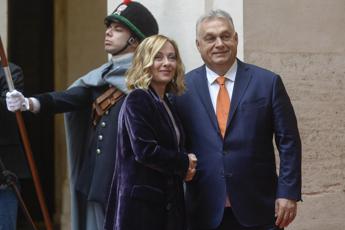 Migranti, Meloni Orban: “Aggiornare norme Ue per accelerare e aumentare rimpatri”