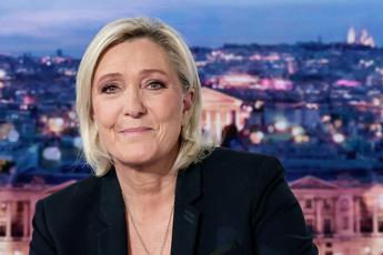 Crisi governo Francia, Le Pen gela Macron: “Posso votare di nuovo mozione di censura”