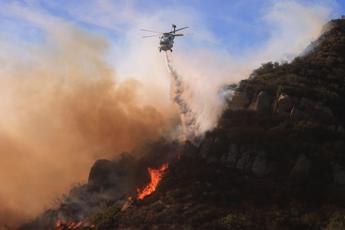 Maxi incendio a Malibu in California, migliaia gli evacuati