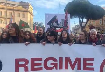 “Siamo 50.000”, a Roma il corteo contro il ddl sicurezza. Manifesto con bacio Meloni Mussolini