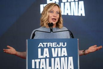 Meloni infiamma Atreju: “Avanti con riforme”. Attacchi a Schlein, Prodi e Landini