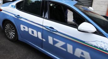 Padova, aggredisce con l’ascia due poliziotti: ispettore gli spara alla gamba per fermarlo