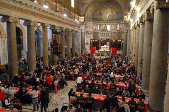 Natale, 400 persone in basilica di Santa Maria in Trastevere per pranzo di Sant’Egidio