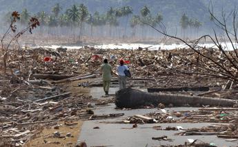 26 dicembre 2004, 20 anni fa lo tsunami nell’Oceano Indiano: l’Asia commemora le vittime