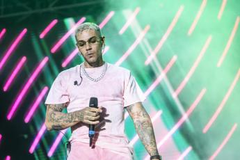 Emis Killa, il rapporto con le droghe: “Non tocco nulla da anni”. Le reazioni social