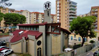 Neonato morto in culla termica a Bari, parroco e manutentore indagati per omicidio colposo