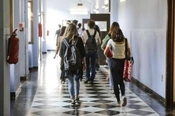 Genova, ha malore a scuola poi studentessa confida ai prof: “Un amico mi ha violentata”