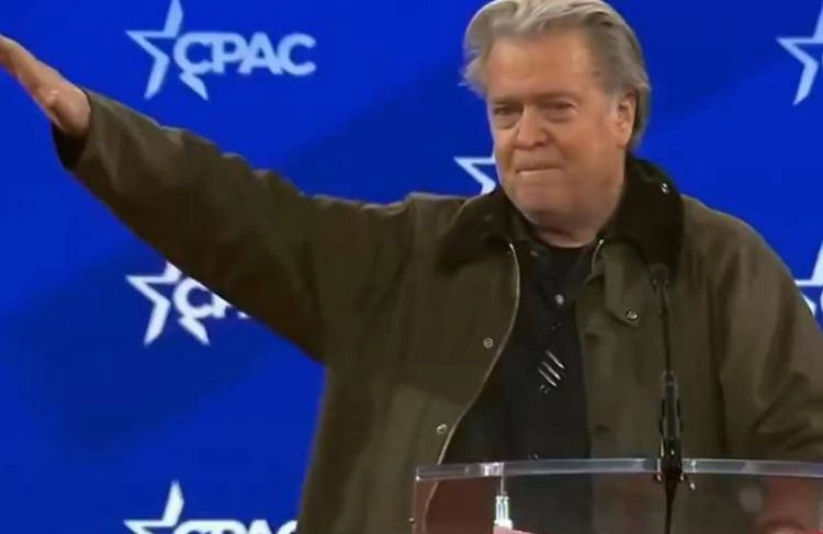 Bannon e il saluto con braccio teso, bufera su saluto romano