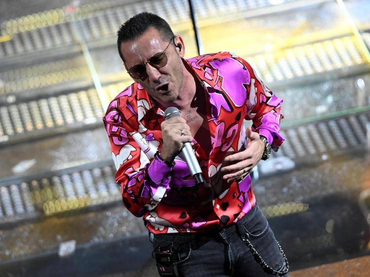 Verissimo, Kekko Silvestre: da depressione a costole rotte a Sanremo, chi è frontman Modà