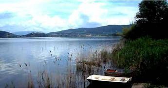 Lago Trasimeno, è crisi senza precedenti: “Interventi straordinari per salvarlo”