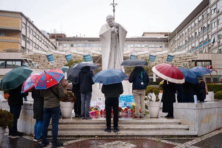 Papa Francesco ricoverato al Gemelli, condizioni stabili ma la prognosi resta riservata