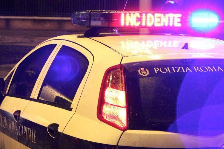 Roma, auto fuori controllo contro un semaforo: deceduto un 44enne