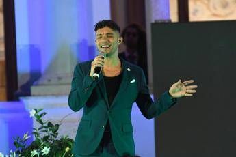 Marco Carta ospite a Verissimo, scopriamo chi è il cantante: la vittoria a Sanremo, il coming out e l’arresto alla Rinascente 