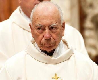 Papa Francesco, cardinal Coccopalmerio: “La foto? Commosso ma non può bastare al nostro affetto”  