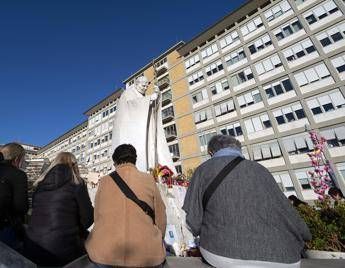 Papa Francesco migliora ancora, bollettino: “Sospesa la ventilazione meccanica”  